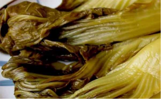 插旗菜業(yè)出口酸菜用食品X光機(jī)檢查，卻把腳踩的供給國(guó)內(nèi)